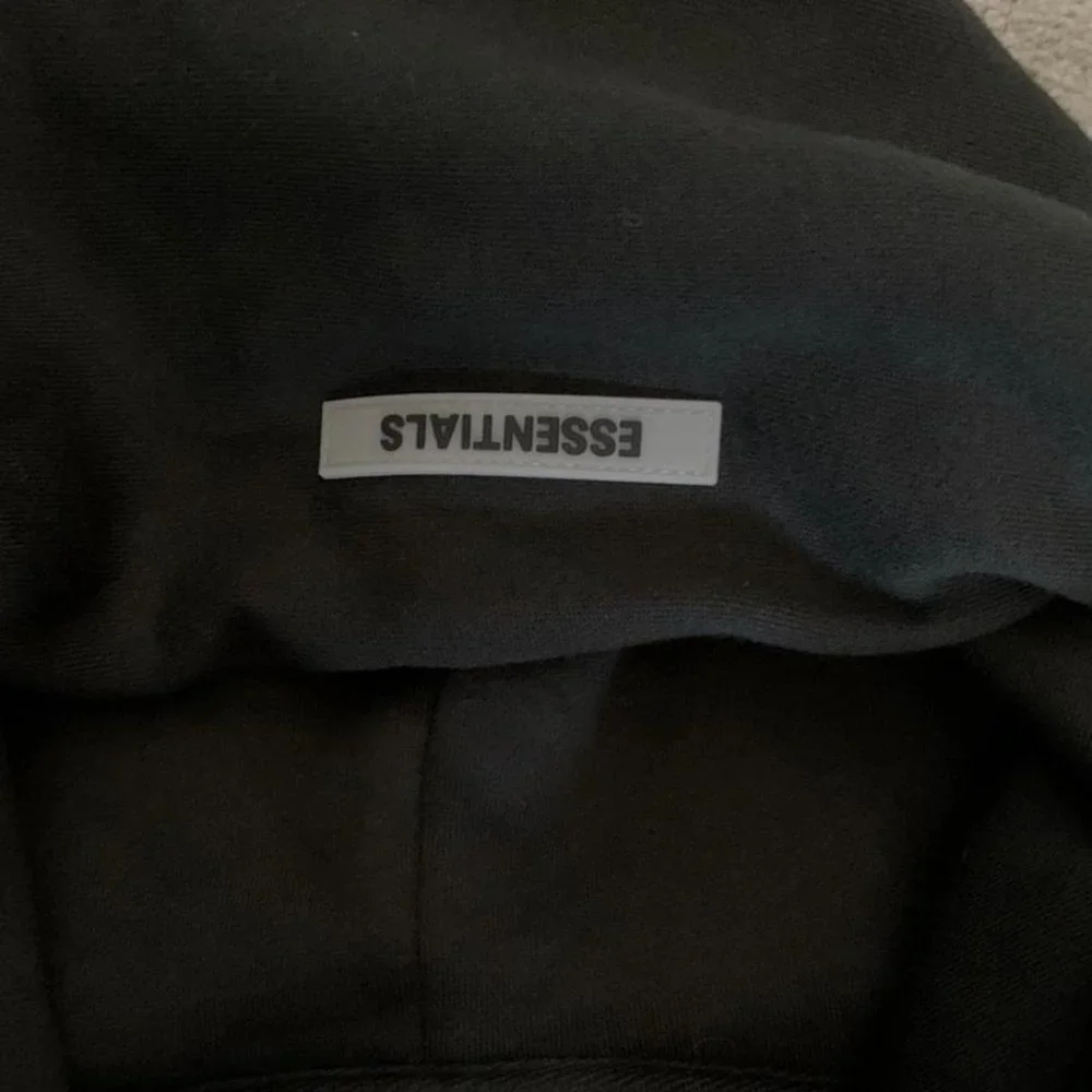 Essential hoodie - Picture 2 of 4